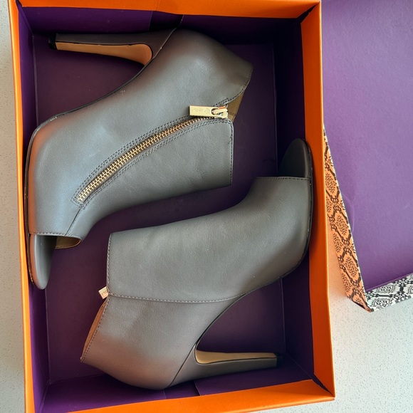 Isola Shoes - Isolá Madras Mauve Grey Heels (9.5)